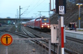 Bundespolizeidirektion Sankt Augustin: BPOL NRW: Bundespolizei warnt vor lebensgefährlichem Verhalten von Bahnreisenden