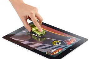 Mattel GmbH: Echte Helden erleben virtuelle Abenteuer / Mit Apptivity® wird das iPad zur interaktiven Spielwiese (BILD)