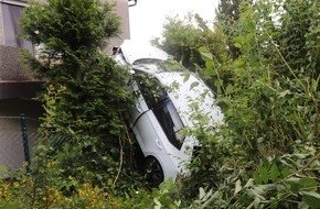 Kreispolizeibehörde Höxter: POL-HX: Auto landet auf dem Balkon eines Hauses