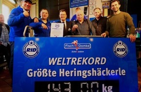 REKORD-INSTITUT für DEUTSCHLAND: Kulinarischer RID-Weltrekord auf Usedom: Fischsommelier André Domke holt mit dem »größten Heringshäckerle« (147 kg) seinen dritten Weltrekord