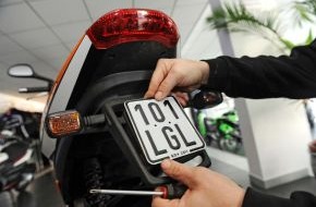 HUK-COBURG: Tipps für den Alltag / Farbe wechsel Dich / Neue Kennzeichen für Mofas, Mopeds und Co. (mit Bild)