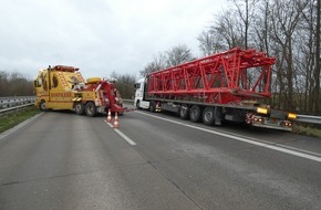 Polizeiinspektion Oldenburg-Stadt / Ammerland: POL-OL: ++ Auf der A 29, kurz vor der AS Zetel, kommt ein Sattelzug von der Fahrbahn ab, anschließend kommt es zu drei weiteren Verkehrsunfällen mit leicht verletzten Personen ++