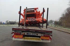 Polizei Münster: POL-MS: 22 Tonnen schweres Kranteil bringt LKW in gefährliche Schieflage - Ladefläche durchgebrochen