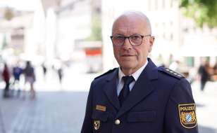 Polizeipräsidium Mittelfranken: POL-MFR: (676) Amtswechsel bei der Polizeiinspektion Nürnberg-Mitte - Roland Gradl in den Ruhestand verabschiedet - Stefan Thiele ist neuer Dienststellenleiter