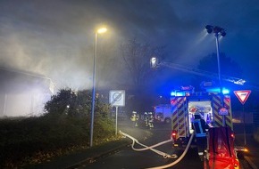 Feuerwehr Erkrath: FW-Erkrath: Brand im ehemaligen Gemeindezentrum in Erkrath-Unterfeldhaus