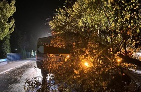 Freiwillige Feuerwehr Gemeinde Schiffdorf: FFW Schiffdorf: 23-jähriger Bremerhaven fährt mit Transporter über Verkehrsinsel