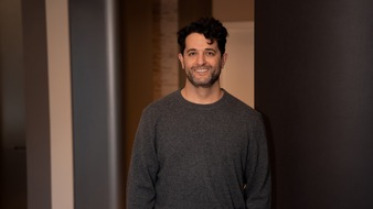 Rheinschurken GmbH: Eleganz am Belsenplatz: Dr. Amir Roushan eröffnet mit DUSSELDORFPLASTICS eine neue Praxis für Plastische und Ästhetische Chirurgie auf historischem Clubboden