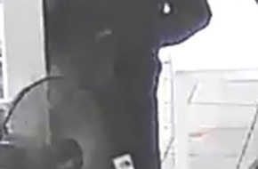 Polizeiinspektion Saarbrücken-Burbach: POL-SBR-BURB: Öffentlichkeitsfahndung nach schwerem Raub in Saarbrücken - Burbach / Bilder der Täter veröffentlicht
