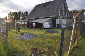 Freiwillige Feuerwehr Bedburg-Hau: FW-KLE: Fahrer kracht in Hasselt mit Auto ins Wohnzimmer