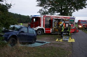 FW Flotwedel: Person bei Unfall eingeklemmt - Ortsfeuerwehr Eicklingen probt den Ernstfall