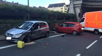 Feuerwehr Stolberg: FW-Stolberg: Drei Verletzte und hoher Sachschaden  bei  schwerem Verkehrsunfall