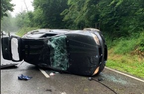 Polizei Aachen: POL-AC: Alleinunfall: verunglückter Pkw blockiert auf der Seite liegend die Fahrbahn