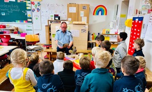 Polizei Paderborn: POL-PB: Bundesweiter Vorlesetag - Polizei Paderborn beteiligt sich an zwei Schulen im Kreisgebiet