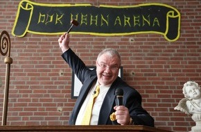 Kabel Eins: Auktionator Fürst von Sayn-Wittgenstein schwingt den Charity-Hammer in Hehn (FOTO)