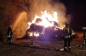 Feuerwehr Dortmund: FW-DO: Brennende Strohballen auf einem Feld