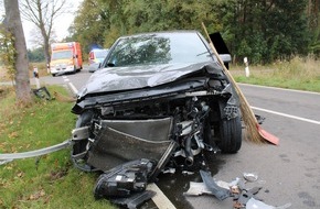 Polizei Minden-Lübbecke: POL-MI: Verkehrsunfall außerhalb geschlossener Ortschaften - zwei Fahrzeuge stark beschädigt