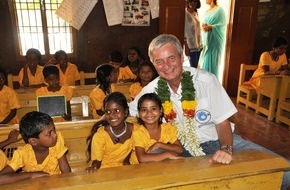 RPR1: Reiner Meutsch eröffnet die 1000. Schule mit seiner Stiftung „Fly & Help“