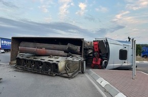 Polizeidirektion Landau: POL-PDLD: Umgekippter LKW aufgrund Ladungsverstoß