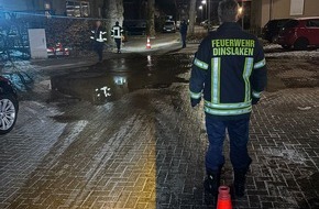 Feuerwehr Dinslaken: FW Dinslaken: Wasserrohrbruch an der Bergmannstra&szlig;e