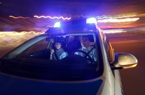 Polizei Mettmann: POL-ME: Schüsse aus fahrenden Auto - Velbert - 2011001