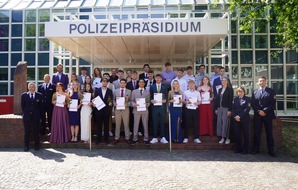 Polizei Dortmund: POL-DO: 54 Absolventinnen und Absolventen der FOS Polizei erhalten Abiturzeugnis - Konzept der Nachwuchsgewinnung geht auf