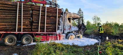 Freiwillige Feuerwehr Breckerfeld: FW-EN: Brennender Holz-LKW