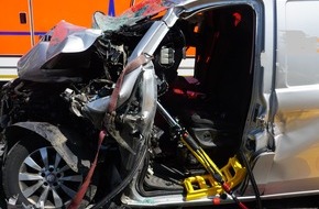 Feuerwehr Ratingen: FW Ratingen: Verkehrsunfall mit eingeklemmter Person BAB A 3, 09.05.2022, 12:24