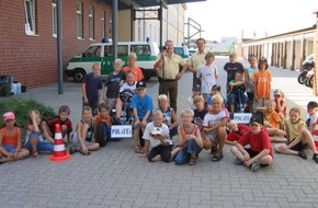 Polizeiinspektion Nienburg / Schaumburg: POL-NI: Ferienpassaktion bei der Polizei - Bild im Download -