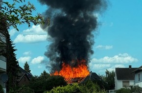 Feuerwehr Paderborn: FW Paderborn: Dachstuhlbrand macht Wohnhaus zurzeit unbewohnbar