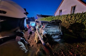 Freiwillige Feuerwehr Lehrte: FW Lehrte: Feuerwehr Arpke bek&auml;mpft PKW Brand und verhindert Brandausbreitung