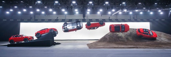 Jaguar Land Rover Deutschland GmbH - Presse Jaguar: Weltpremiere in London / Neuer Jaguar E-PACE schraubt sich mit spektakulärer Flugrolle in die Rekordbücher (FOTO)