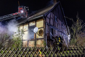 FW Porta Westfalica: 04.12.2025 - Wohnungsbrand in Eisbergen / 1 Person verstorben