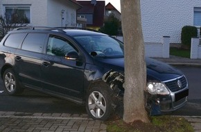 Polizei Minden-Lübbecke: POL-MI: VW Passat prallt gegen Baum