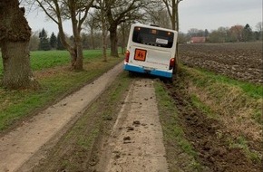Polizeiinspektion Stralsund: POL-HST: Schulbus kommt bei Velgast von der Fahrbahn ab