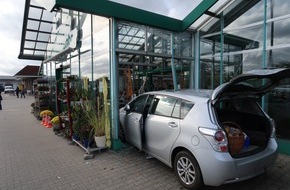 Polizeiinspektion Delmenhorst / Oldenburg - Land / Wesermarsch: POL-DEL: Landkreis Oldenburg: Fahrzeugführer fährt mit Pkw in Wardenburger Blumencenter (mit Bild)