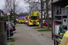 FW Ratingen: Brand in Reihenhaus in Ratingen - Haus unbewohnbar!