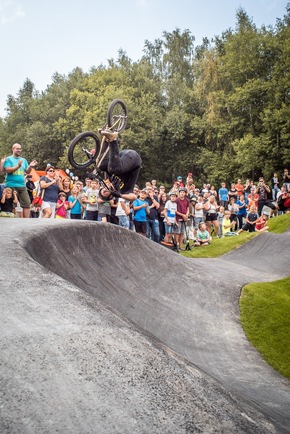 Bayerns größter und erster Asphalt Pumptrack lädt zur Saisoneröffnung ins oberfränkische Selb ein / Über 15 Sportarten fahren und kommen auf diesem generationsübergreifenden Freitzeitareal zusammen