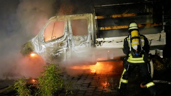 Freiwillige Feuerwehr Celle: FW Celle: Kleintransporter brennt in Neuenhäusen in Vollbrand