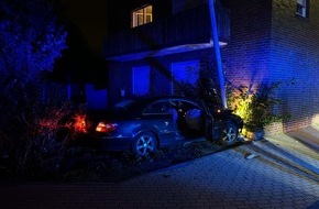 Kreispolizeibehörde Kleve: POL-KLE: Geldern - Verkehrsunfall / 20-Jähriger verunfallt und kommt im Vorgarten zum Stehen