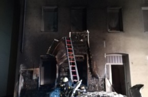 Feuerwehr Bochum: FW-BO: Wohnhaus durch PKW-Brand beschädigt