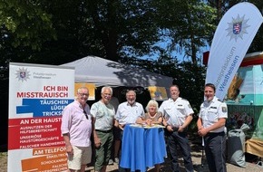 PD Rheingau-Taunus - Polizeipr&auml;sidium Westhessen: POL-RTK: Sicherheitsberater f&uuml;r Senioren informierten auf dem Alteburger Markt in Idstein - Heftrich