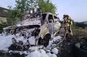 Freiwillige Feuerwehr Lehrte: FW Lehrte: Zwei PKW brennen in voller Ausdehnung