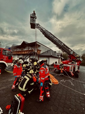 FW Wenden: Gasthof Scherer in Schönau brennt - Abschlussübung der Feuerwehr Wenden