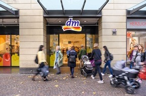 dm-drogerie markt: dm-Jahrespressekonferenzen: positive Entwicklung bei dm-drogerie markt im Geschäftsjahr 2018/2019