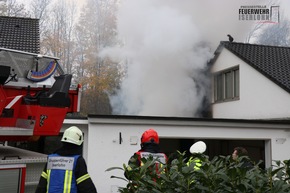 FW-MK: Anbau in Vollbrand. Übergreifen auf Wohnhaus verhindert.