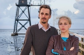 ZDF: ZDF zeigt Krimi-Drama "Der Tote im Watt"/  Mit Petra Schmidt-Schaller, Max von Thun und Thomas Thieme (BILD)