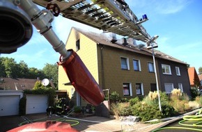 Feuerwehr Essen: FW-E: Dachgeschosswohnung ausgebrannt, Löschangriff in letzter Sekunde verhindert Durchzündung