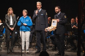 Bundespolizeiinspektion Rostock: BPOL-HRO: Bundespolizeiorchester erspielt 2.800,- Euro für Rostocker Tafel und Kinderhaus "Die ARCHE Rostock"