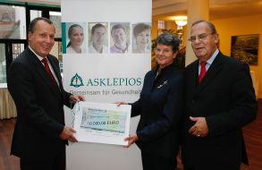 Asklepios Kliniken GmbH & Co. KGaA: Spende für über 11.000 Ehrenamtliche Helfer in Krankenhäusern und Heimen / Stiftung der Gattin von Adenauers Ex-Außenminister Dr. Gerhard Schröder unterstützt die "Grünen Damen und Herren"