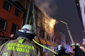 Freiwillige Feuerwehr Menden: FW Menden: 30 Mendener Feuerwehrleute unterstützen bei Großbrand